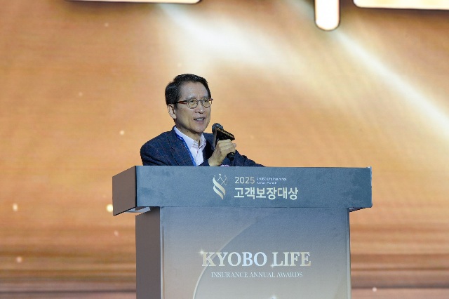 ▲ 신창재 교보생명 대표이사 겸 이사회 의장이 9일 인천 연수구 송도컨벤시아에서 열린 '2025 고객보장대상 시상식'에서 격려사를 통해 고객보장에 힘쓴 컨설턴트들에게 감사와 응원을 전하고 있다.ⓒ교보생명