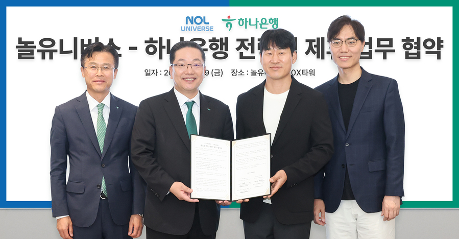 ▲ 하나은행은 지난 9일 놀유니버스와 경기 성남시 소재 놀유니버스 판교 신사옥 10X타워(텐엑스타워)에서 금융과 여가를 연계한 디지털 금융사업 추진을 위한 업무협약을 체결했다. 이날 협약식에 참석한 이호성 하나은행장(왼쪽에서 두번째), 서유석 하나은행 기업그룹 부행장(왼쪽에서 첫번째), 이수진 야놀자 총괄대표(왼쪽에서 세번째), 배보찬 놀유니버스 공동대표(왼쪽에서 네번째)가 기념촬영을 하고 있다.ⓒ하나은행