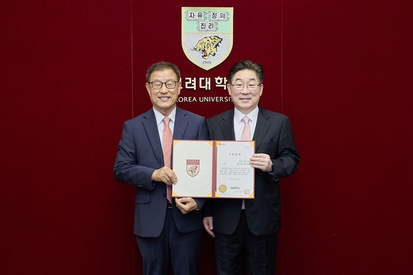▲ 박중근 대표(왼쪽)가 고려대 인문관 건립기금을 전달하고 김동원 총장과 기념사진을 찍고 있다.ⓒ고려대
