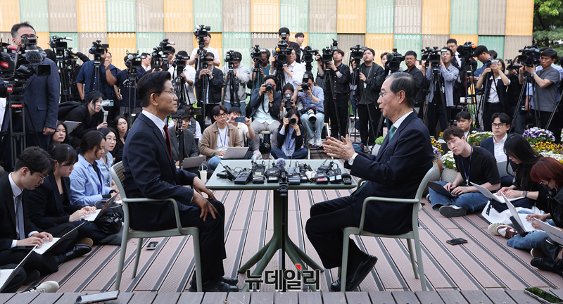 ▲ 김문수 국민의힘 대선 후보와 한덕수 무소속 예비후보가 8일 오후  국회 사랑재의 한 카페에서 단일화 관련 회동을 하고 있다.