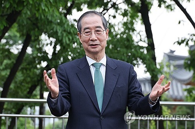 ▲ 한덕수 국민의힘 대선 예비후보가 서울 국회에 있는 커피숍에서 회동을 마친 뒤 백브리핑하고 있다. 250508 공동취재. ⓒ연합뉴스