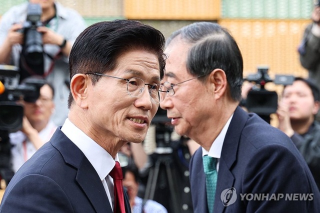 ▲ 국민의힘 김문수 대선후보와 무소속 한덕수 대선 예비후보가 8일 서울 국회에 있는 커피숍에서 회동을 마친 후 인사하고 있다. 연합뉴스