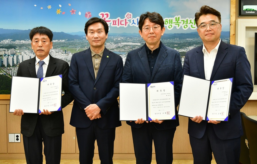 ▲ 경산시(시장 조현일)는 9일 시장실에서 제16기 경산시 공직자윤리위원회 신임위원 5명에게 위촉장을 수여했다.ⓒ경산시