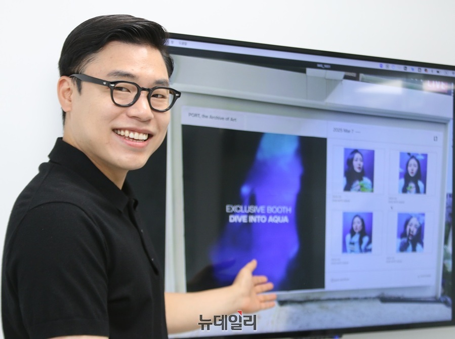 ▲ 김민석 포토이즘 대표 기업을 이끌고 있는 ㈜서북 대표이사가 자체 제작한 장비를 시연하며 밝게 웃고 있다.ⓒ이길표 기자