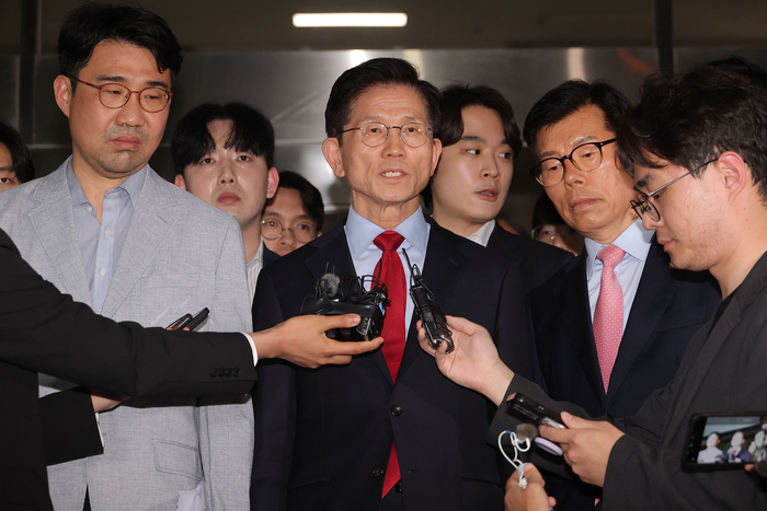 ▲ 김문수 국민의힘 대선 후보가 남부지법에서 열린 가처분 심문 이후 기자들과 만나고 있다. 연합뉴스