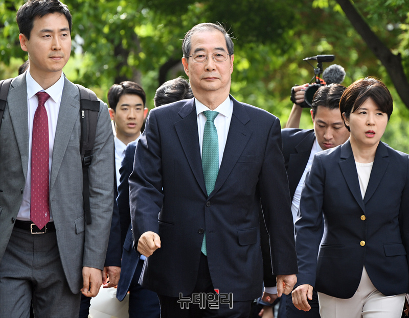 ▲ 한덕수 후보가 8일 김문수 후보와 만나기 위해 들어서고 있다.