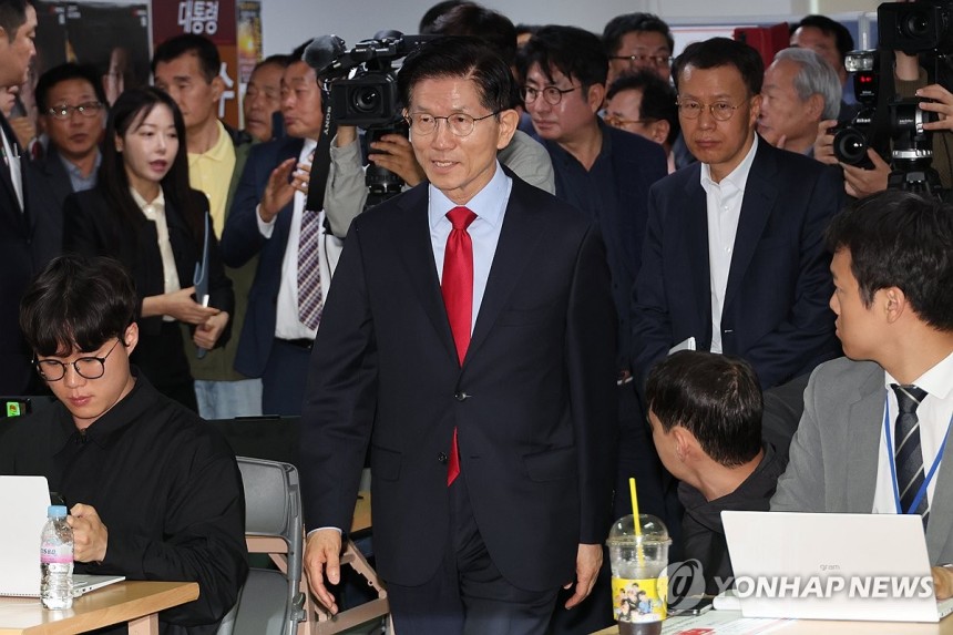 ▲ 김문수 후보가 당원 투표 결과가 나온 이후 기자회견을 위해 들어서고 있다. 연합뉴스
