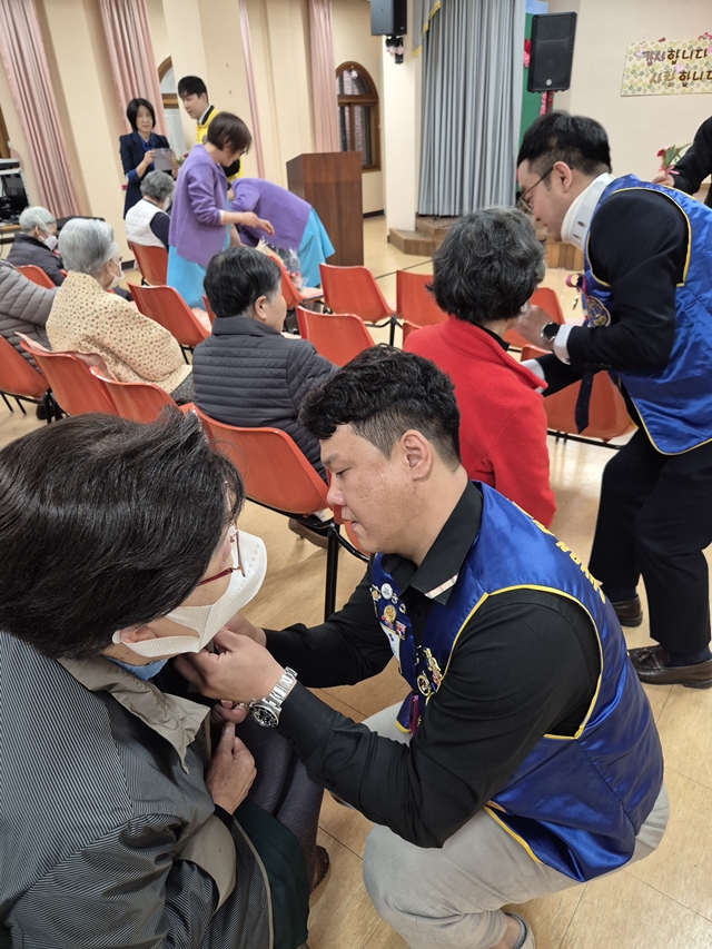 ▲ 수원블루라이온스클럽 회원들이 평화의모후원 어르신들께 카네이션을 전달하고 있다. ⓒ홍완식기자