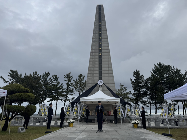 ▲ 강원특별자치도 글로벌본부가 10일 양양군 현북면 해난어업인 위령탑에서 바다에서 생업을 이어오다 사고로 유명을 달리한 어업인의 넋을 기리기 위한 '제31회 해난어업인 위령제'를 개최했다. ⓒ강원특별자치도