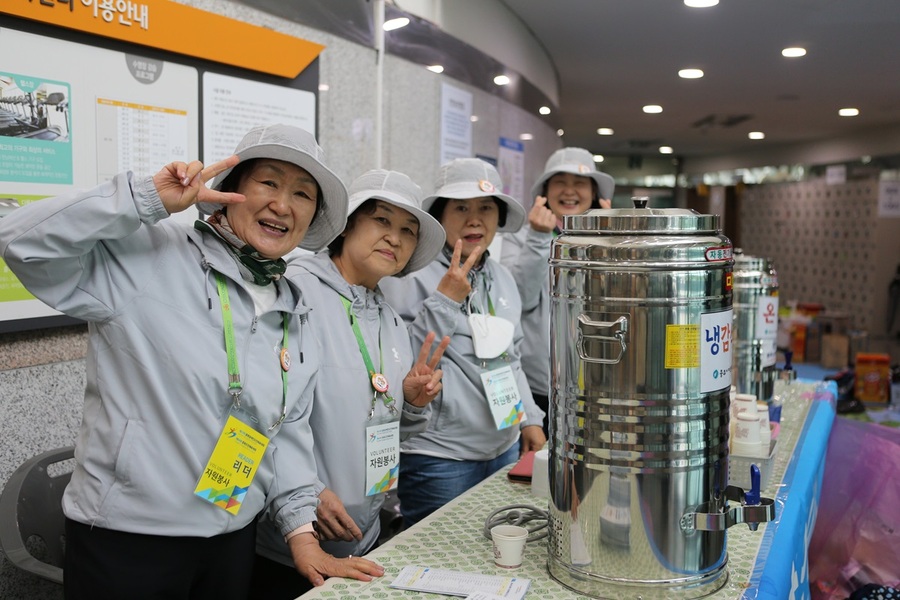 ▲ 제64회 충북도민체육대회가 충주에서 열리는 기간에 자원봉사를 한 시민들이 자원봉사 현장에서 포즈를 취하고 있다.ⓒ충주시