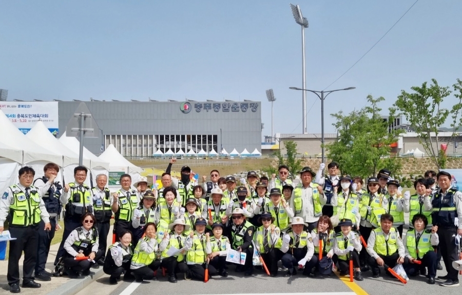 ▲ 제64회 충북도민체육대회 개최 기간에 선수단 안전을 위해 자원봉사를 한 방범대원들.ⓒ충주시