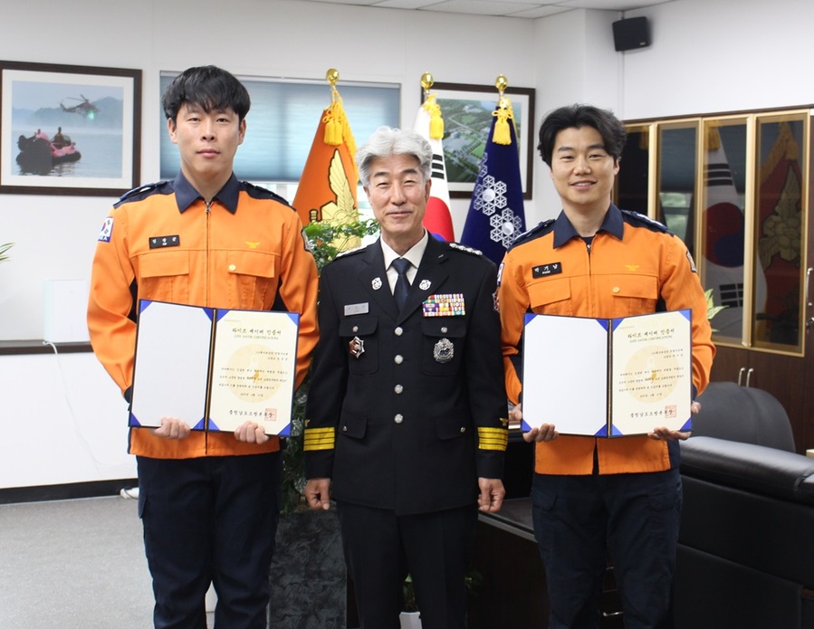 ▲ 라이프세이버 인증서를 받은 임장군 소방교와 박기남 소방장(우).ⓒ충남소방본부