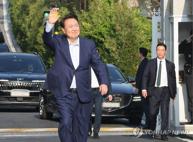 ▲ 윤석열 전 대통령이 서울 용산구 한남동 관저에서 나와 서초동 사저로 향하기 전 지지자들을 향해 손을 흔들며 걸어 나오고 있다. 250411 공동취재. ⓒ연합뉴스