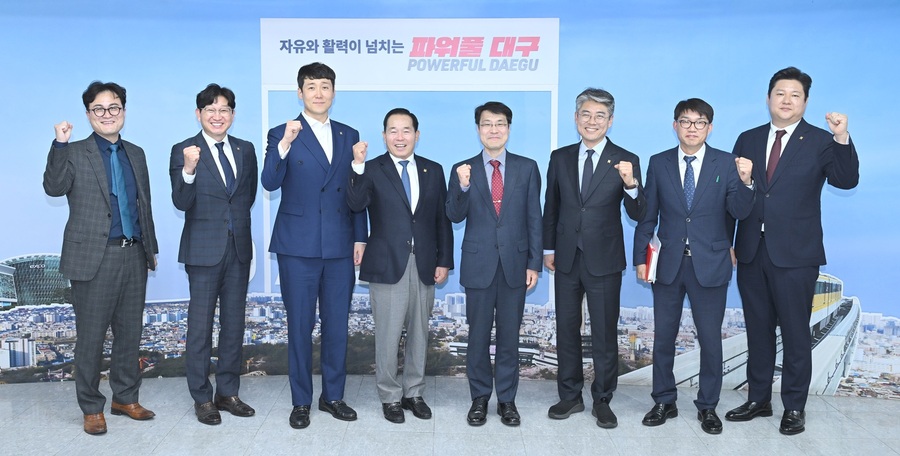 ▲ 김정기 대구광역시장 권한대행 행정부시장은 지난 5월 9일 오후 2시 대구시청 동인청사를 방문한 강연술 대한사격연맹회장 및 임원진과 면담을 갖고 2027세계사격선수권대회 유치를 위한 협력 방안 등을 논의했다.ⓒ대구시