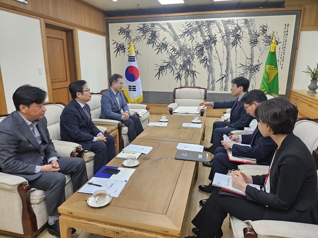 ▲ 김진열 군수가 지난 9일 대구시청을 직접 방문해 김정기 대구시장 권한대행과 면담을 갖고 있다.ⓒ군위군