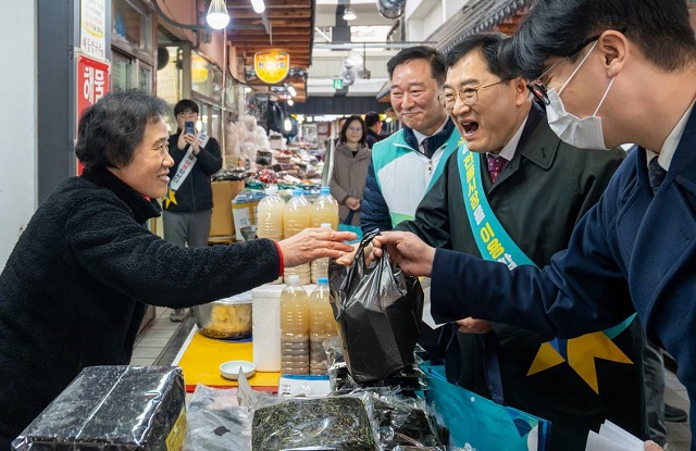 ▲ 주낙영 시장이 전통시장 상인을 만나 물건을 구입하며 인사를 나누고 있다. 경주시는 2025 APEC 정상회의를 앞두고 전통시장 환경 개선 사업을 추진 중이다.ⓒ경주시