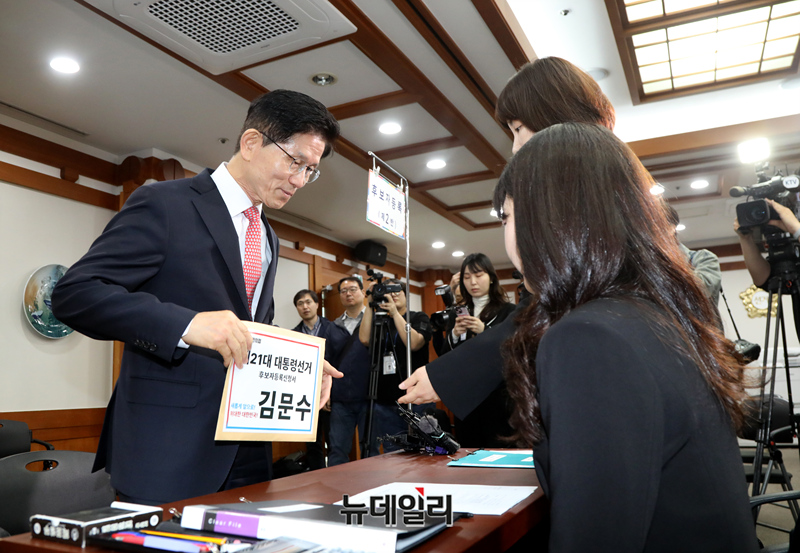 ▲ 김문수 국민의힘 대선 후보가 11일 오전 경기 과천시 중앙선거관리위원회에서 제21대 대통령선거 후보 등록을 하고 있다. ⓒ 사진 = 김문수 캠프