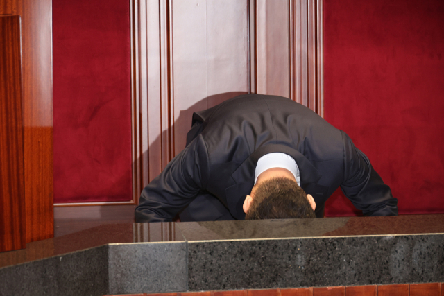 ▲ 김문수 국민의힘 대선 후보가 11일 서울 여의도 국회에서 열린 의원총회에서 큰절을 하고 있다. 2025.5.11 사진=연합뉴스