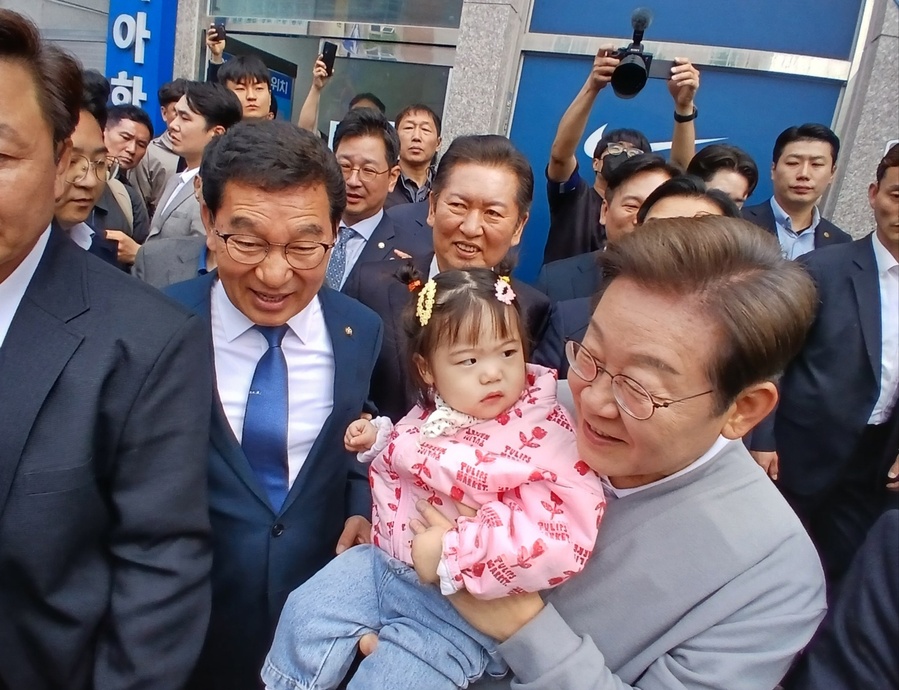 ▲ 화순군 경청투어에서 어린이를 안고 있는 이재명 후보 ⓒ 뉴데일리