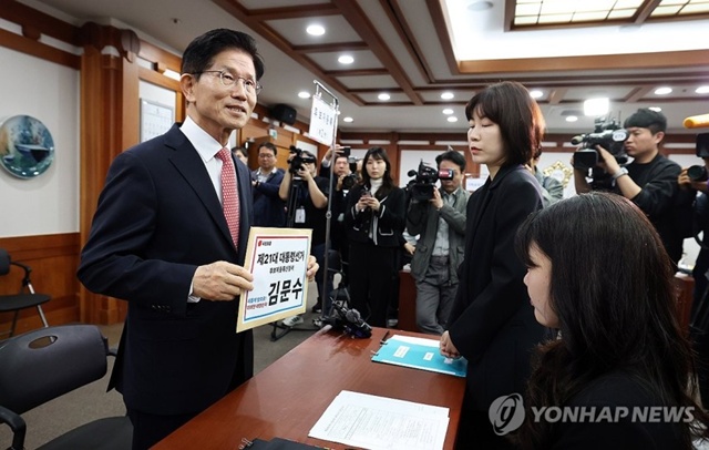 ▲ 지난 10일 0시부터 시작된 국민의힘의 대선 후보 교체 시도는 23시간 17분 만에 마무리됐다. 당 지도부는 김문수 후보 자격을 박탈하고 한덕수 전 총리를 후보로 선출하는 절차를 강행했다. 법원이 9일 김 후보 측의 가처분 신청을 모두 기각한 직후였다. 그러나 지난 10일 발표된 국민의힘 당원 투표 결과 ‘한덕수로 후보 변경’하는 안건이 부결됐다. 이로써 김문수 대선 후보가 오는 11일 공식 후보 등록과 함께 12일 선거에 들어갔다. 사진은 김문수 후보가 경기 과천시 중앙선거관리위원회에서 제21대 대통령선거 후보 등록을 하고 있다. ⓒ연합뉴스