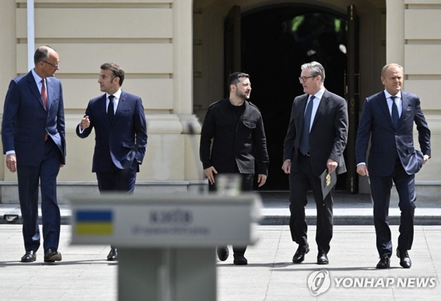 ▲ 기자회견장으로 이동하는 볼로디미르 젤렌스키 우크라이나 대통령(가운데)과 유럽 4개국 정상. AFP 연합뉴스 자료사진. ⓒ연합뉴스