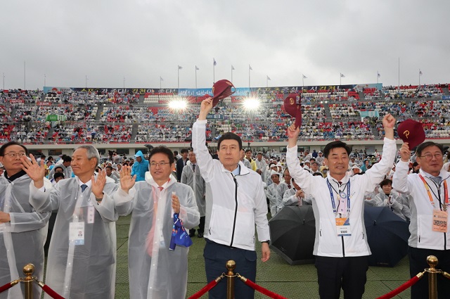 ▲ 왼쪽 세번째부터 이철우 경북도지사, 이강덕 포항시장, 포항시의회 김일만 의장.ⓒ포항시