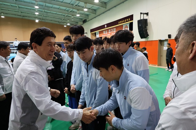 ▲ 이강덕 포항시장이 지난 9일 복싱선수단을 찾아 선수들을 격려하고 있다.ⓒ포항시