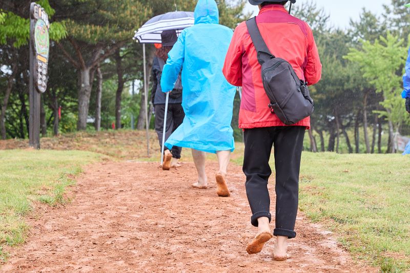 ▲ 아산문화공원 황톳길을 시민들이 걷고 있다.ⓒ아산시