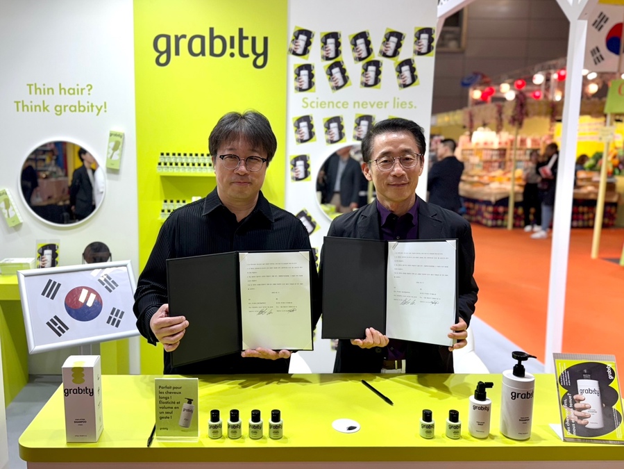 ▲ (왼쪽부터) 이해신 (주)폴리페놀팩토리 대표, 김재겸 롯데홈쇼핑 대표ⓒ롯데홈쇼핑