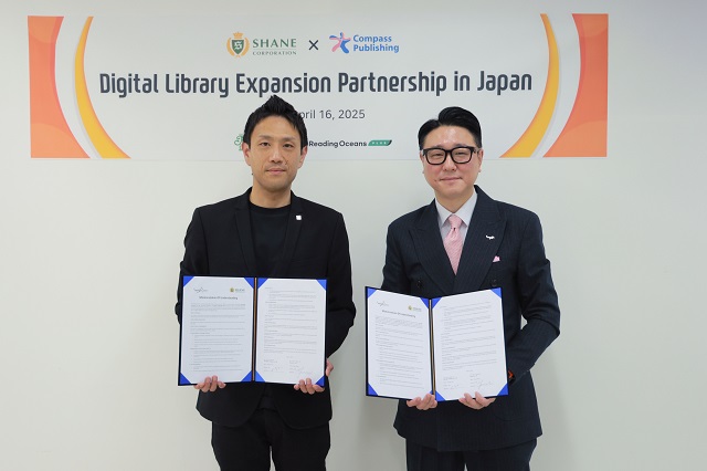 ▲ (왼쪽부터) 유야 이시타니 쉐인코퍼레이션 대표와 서종윤 웅진컴퍼스 대표이사가 기념촬영을 하고 있다.ⓒ웅진