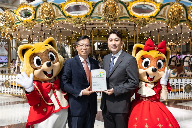 ▲ (왼쪽부터) 한국표준협회 김태형 인증본부장과 롯데월드 김기훈 영업본부장이 기념 촬영을 하고 있다.ⓒ롯데월드