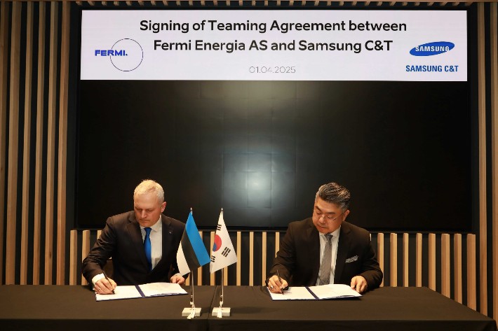 ▲ 김정은 삼성물산 원전영업팀장(상무, 왼쪽)과 칼레브 칼레멧 페르미 에네르기아 CEO가 업무협약을 체결하고 있다. ⓒ삼성물산