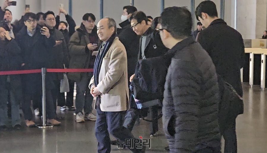 ▲ 손정의 소프트뱅크그룹 회장이 지난 4월 이재용 삼성전자 회장, 샘 올트먼 오픈 AI 최고경영자(CEO)와 3자 회동한 이후 삼성전자 서초사옥에 등장한 모습ⓒ윤아름 기자