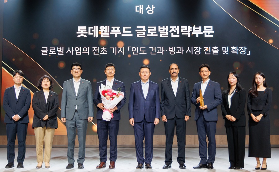 ▲ 롯데가 12일 서울 송파구 롯데호텔 월드에서 ‘2025 롯데 어워즈’를 개최하고, 인도 시장 개척에 성과를 낸 롯데웰푸드를 대상으로 선정했다. 롯데어워즈 대상을 시상한 신동빈 롯데 회장(사진 왼쪽에서 다섯 번째)과 수상자인 이창엽 롯데월푸드 대표(사진 왼쪽에서 네 번째)ⓒ롯데