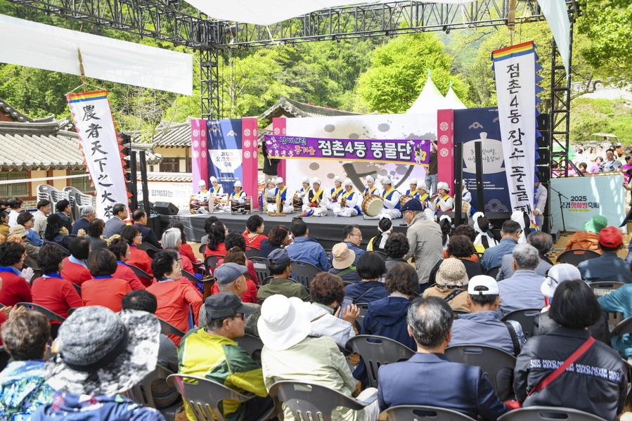 ▲ 문경새재에서 진행된 찻사발축제에는 궂은날씨에도 9일동안 24만명이 관람했다ⓒ