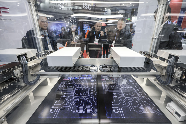 ▲ 19일 서울 강남구 코엑스에서 열린 세미콘 코리아 2025를 찾은 참관객이 전시품을 바라보고 있다. 2025.02.19. ⓒ뉴시스