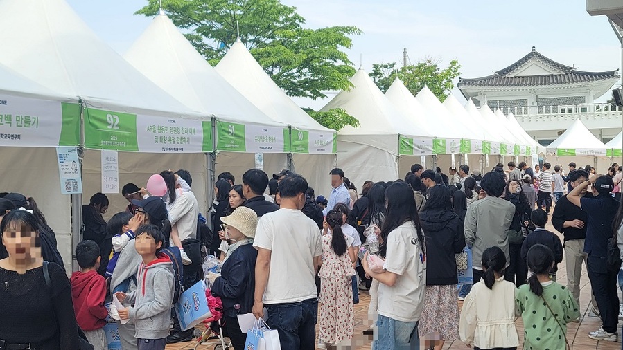 ▲ 2025 전남과학축전 현장에 설치된 각 부스에 참관객들이 줄지어 있다 ⓒ 전남교육청 제공