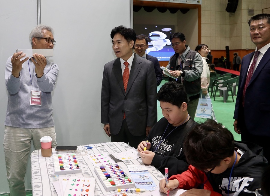 ▲ 김대중 전남교육감이 현장에 마련된 부스를 방문해 참관하고 있다 ⓒ 전남교육청 제공