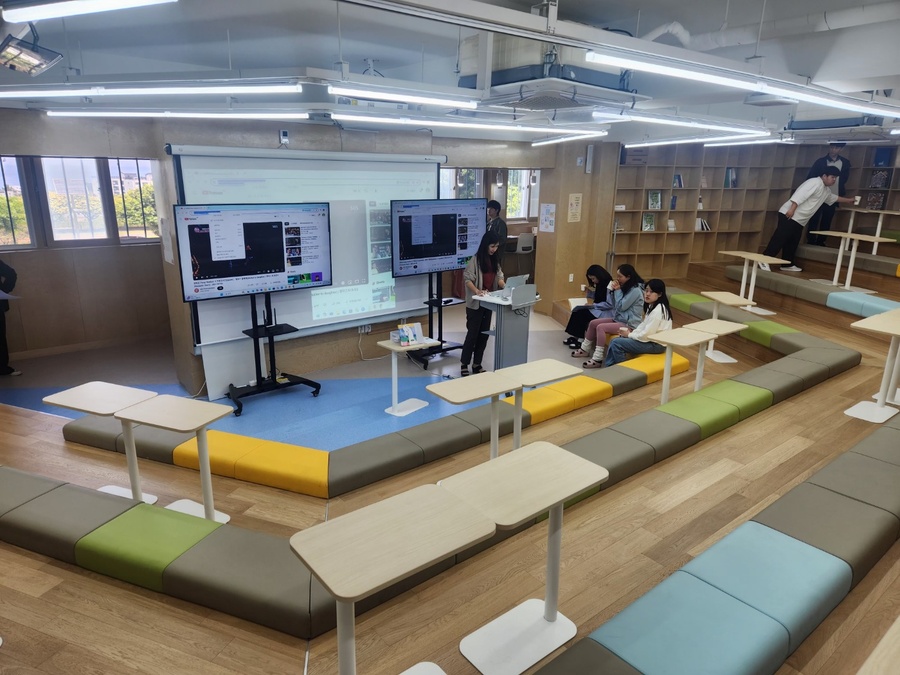 ▲ 고여림 애월고등학교 보건교사가 점심시간 ‘그림책이 있는 끄적끄적 건강찻집’을 찾은 학생들과 이야기를 나누고 있다. ⓒ노재균 기자