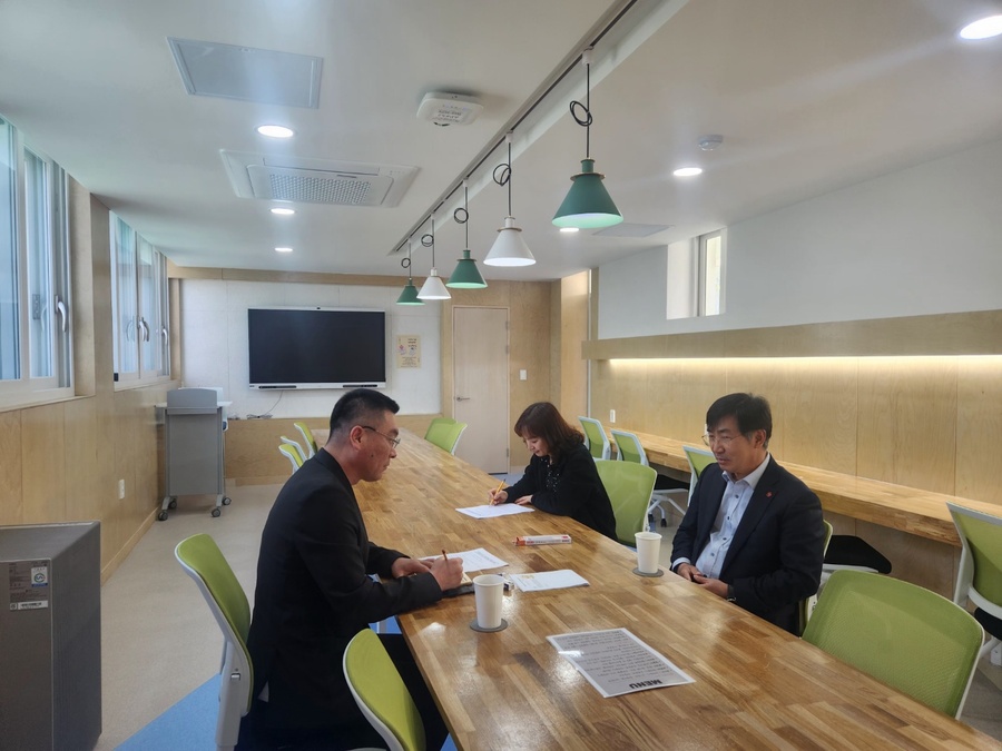 ▲ 송재충 애월고등학교 교장(오른쪽)과 이지현 애월고등학교 교감(중앙)이 ‘그림책이 있는 끄적끄적 건강찻집’에 관한 기자의 취재에 응하고 있다. ⓒ노재균 기자