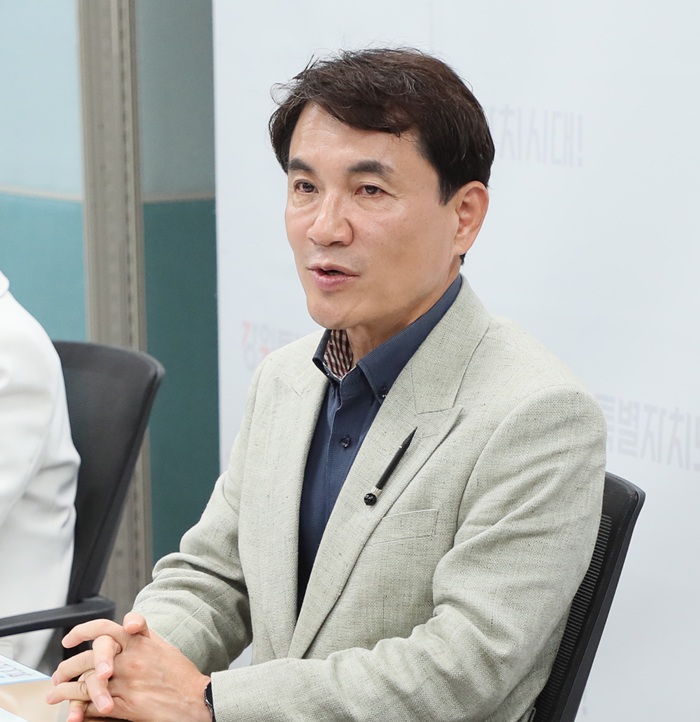 ▲ 김진태 강원특별자치도지사가 12일 도청 기자실에서 가진 간담회에서 국민의힘 당원으로서 간략한 입장을 표명했다. ⓒ강원특별자치도