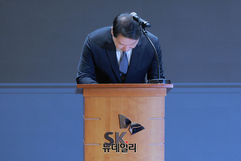 ▲ 최태원 SK그룹 회장이 7일 오전 서울 중구 SKT타워에서 SK텔레콤 이용자 유심(USIM) 정보 해킹 사고와 관련해 기자회견을 하고 있다. 2025.05.07. ⓒ정상윤 기자