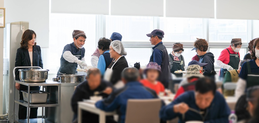 ▲ 김진태 강원특별자치도지사가 5월 가정의 달을 맞아 춘천 온의동에 소재한 춘천남부노인복지관을 찾아 어르신들을 위한 점심 배식 봉사활동에 참여했다. ⓒ강원특별자치도