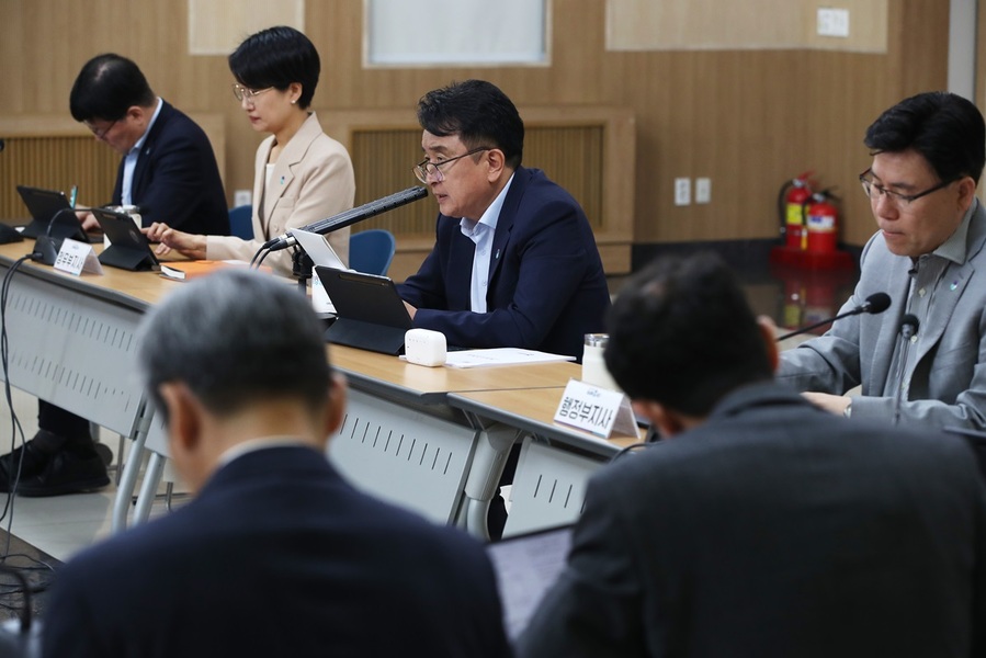 ▲ 김 영환 충북도지사가 12일 도청 대회의실서 열린 확대간부회의에서 발언하고 있다.ⓒ충북도