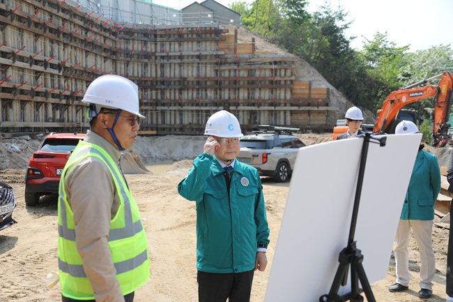 ▲ 육동한 춘천시장이 12일 오후 강원대학교 후문 공영주차장 조성사업 현장을 방문해 대형 지하공사로 인한 싱크홀 등 안전사고 예방을 위한 현장 점검을 실시했다. 해당 공사는 효자동 627-15번지 일원 강원대 부지에 주차타워 3층, 총 133면 규모로 조성 중이며 내년 완공을 목표로 추진 중이다.ⓒ춘천시
