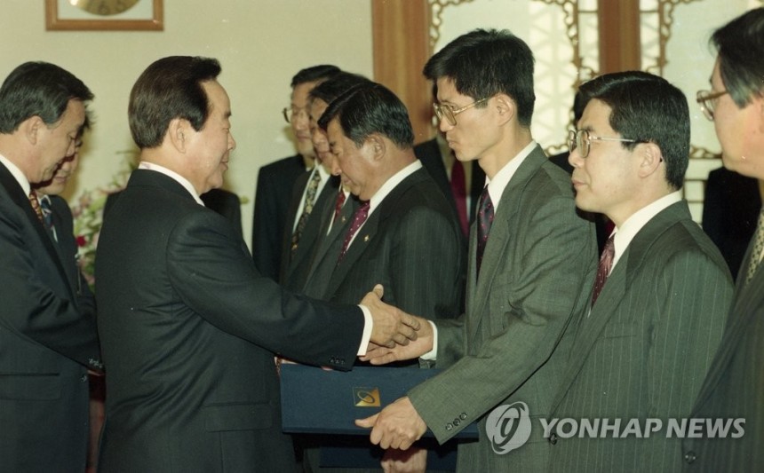 ▲ 민자당 총재인 김영삼 대통령이 9일 오전 청와대에서 김문수 경기 부천 소사 지구당위원장등 10개 신임 지구당위원장들을 접견하고 임명장을 수여하고 있다. ⓒ연합뉴스