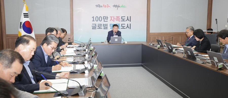 ▲ 이범석 청주시장은 12일 임시청사에서 열린 주간업무보고에서 전 직원에게 “대통령선거 기간 중 정치적 중립 의무를 철저히 준수해야 한다”고 강조했다.ⓒ청주시