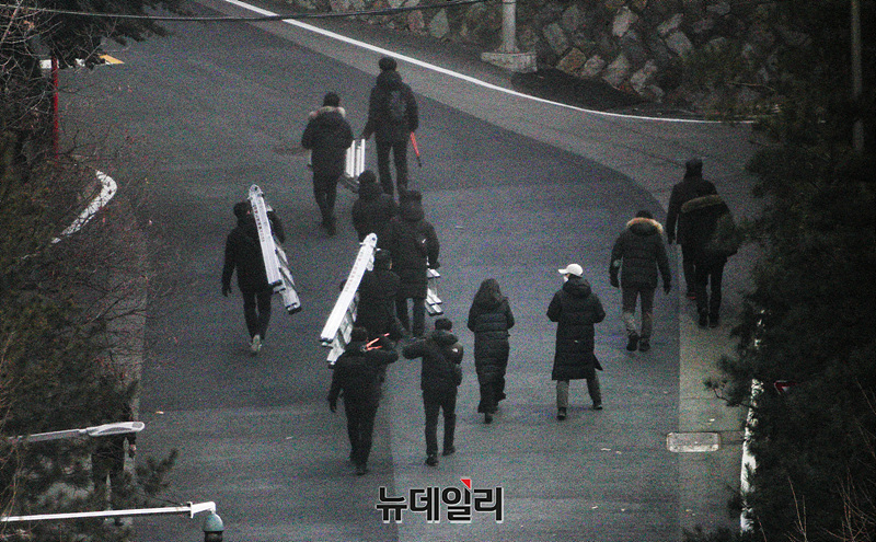 ▲ 윤석열 대통령에 대한 2차 체포영장 집행이 진행중인 15일 오전 서울 용산구 한남동 대통령 관저 1차 저지선을 통과한 공수처가 장비를 들고 이동하고 있다. 2025.01.15. ⓒ서성진 기자