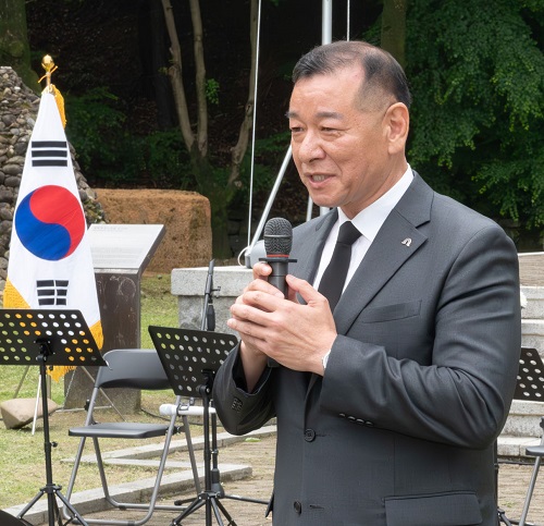 ▲ 최원철 충남 공주시장이 지난 11일 우금치 전적지에서 ‘제131회 동학농민혁명 기념 행사에서 기념사를 하고 있다.ⓒ공주시