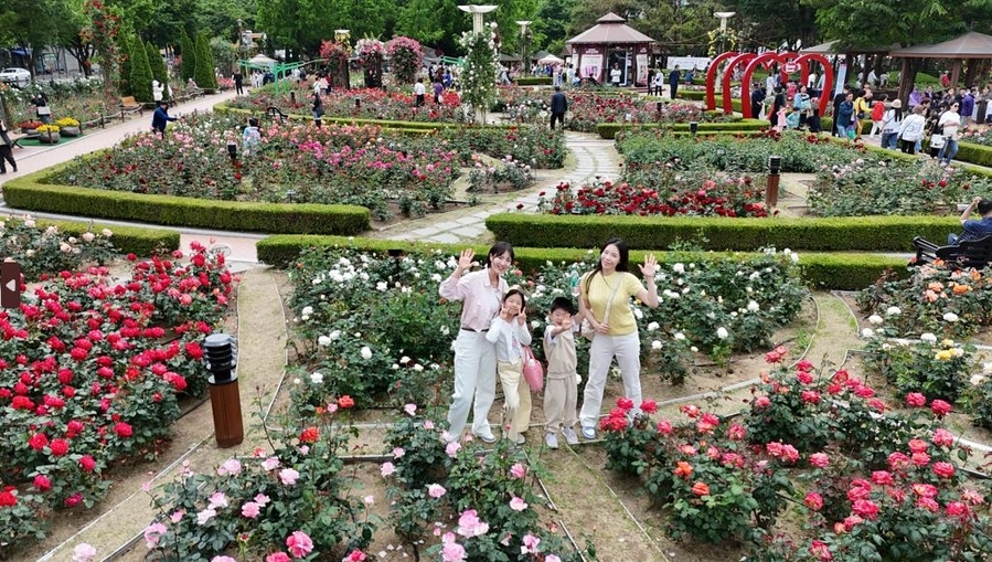 ▲ (재)달서문화재단(이사장 이태훈)은 오는 16일부터 18일까지 이곡장미공원에서 봄 축제 ‘2025 장미꽃 필(Feel) 무렵’을 개최한다.ⓒ달서구